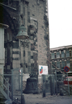 834562 Afbeelding van het afvoeren van de klokken van het carillon van de Domtoren (Domplein) te Utrecht in verband met ...